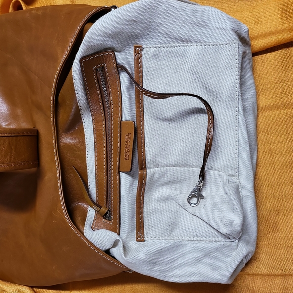 Is Michael Kors Hutton purse Includes dust bag. - Picture 3 of 8